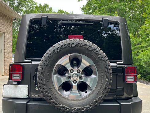 Used 2016 Jeep Wrangler Unlimited Sahara AWD/4WD image 5
