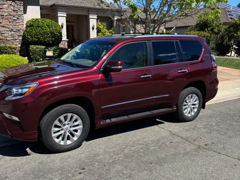 Used 2017 Lexus GX 460 Premium w/ Premium Package image 2