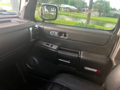 Used 2005 HUMMER H2 w/ Preferred Equipment Group image 17
