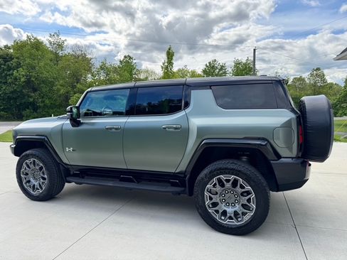 Used 2024 GMC Hummer EV 3X w/ LPO, Illumination Package image 12