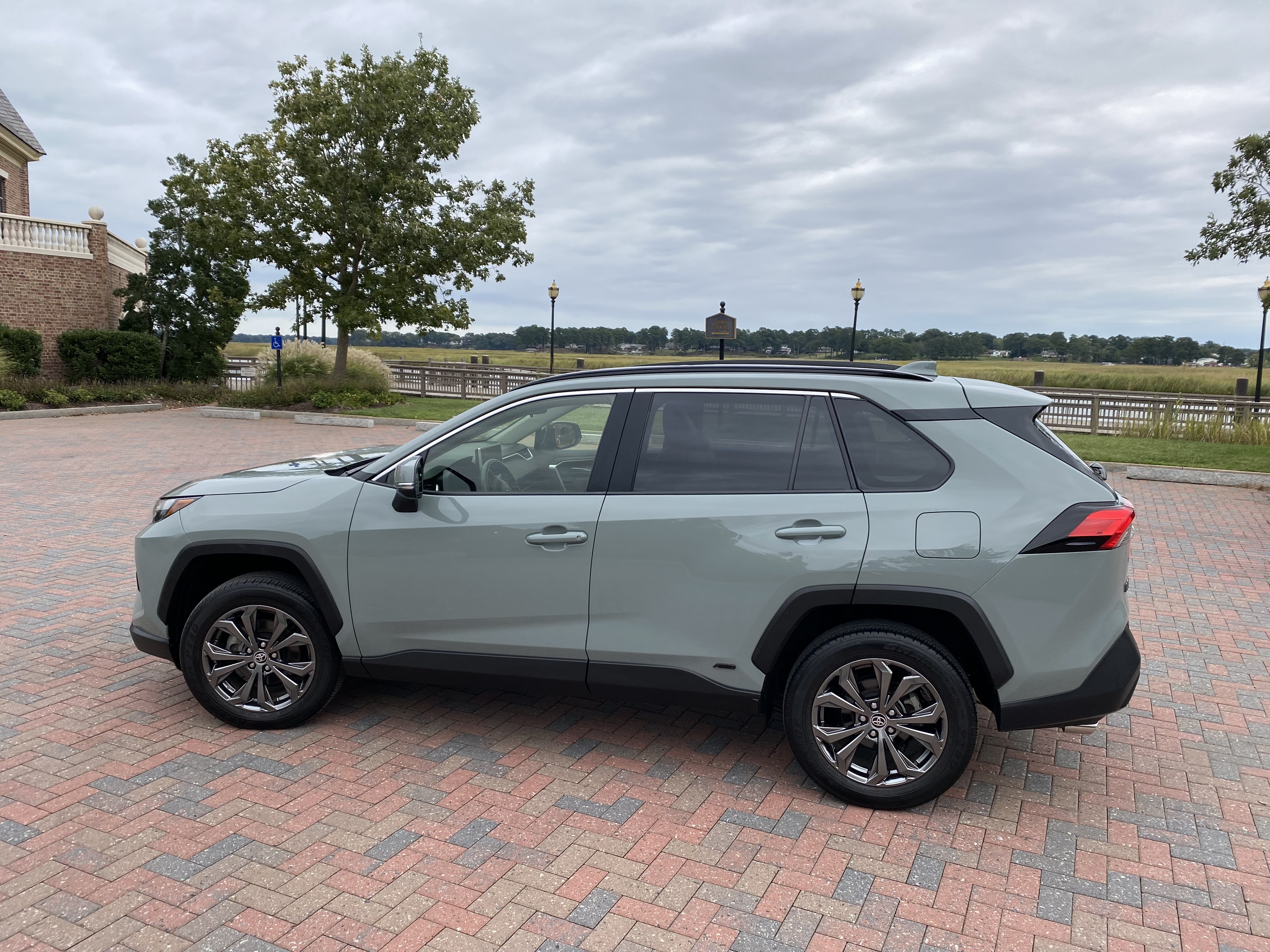 Used 2023 Toyota RAV4 XLE Premium AWD/4WD image 4