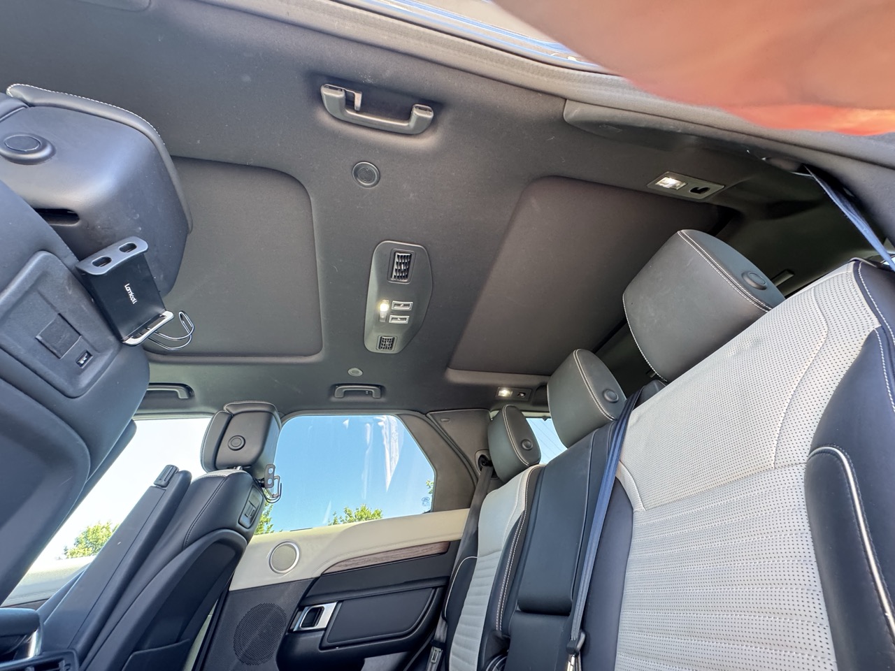 Used 2023 Land Rover Discovery Metropolitan Edition AWD/4WD image 19