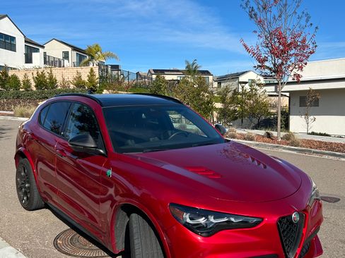 Used 2024 Alfa Romeo Stelvio Quadrifoglio image 4