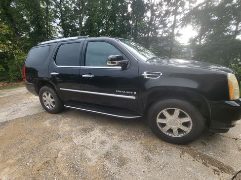 Used 2007 Cadillac Escalade AWD w/ Information Package image 1