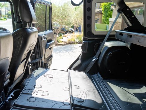 Used 2020 Jeep Wrangler Unlimited Sahara AWD/4WD image 18