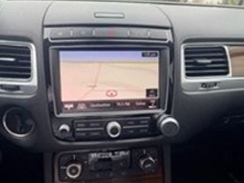 Used 2015 Volkswagen Touareg VR6 image 8