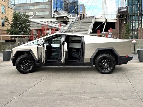 Used 2024 Tesla Cybertruck AWD Crew Cab image 5