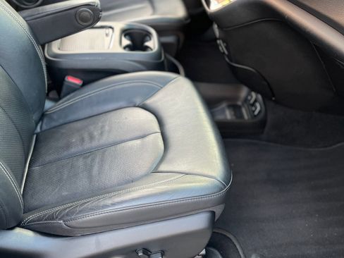 Used 2021 Chrysler Pacifica Touring-L w/ Uconnect Theater Family Group FWD image 19