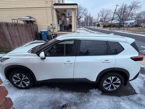 Used 2023 Nissan Rogue SV image 1