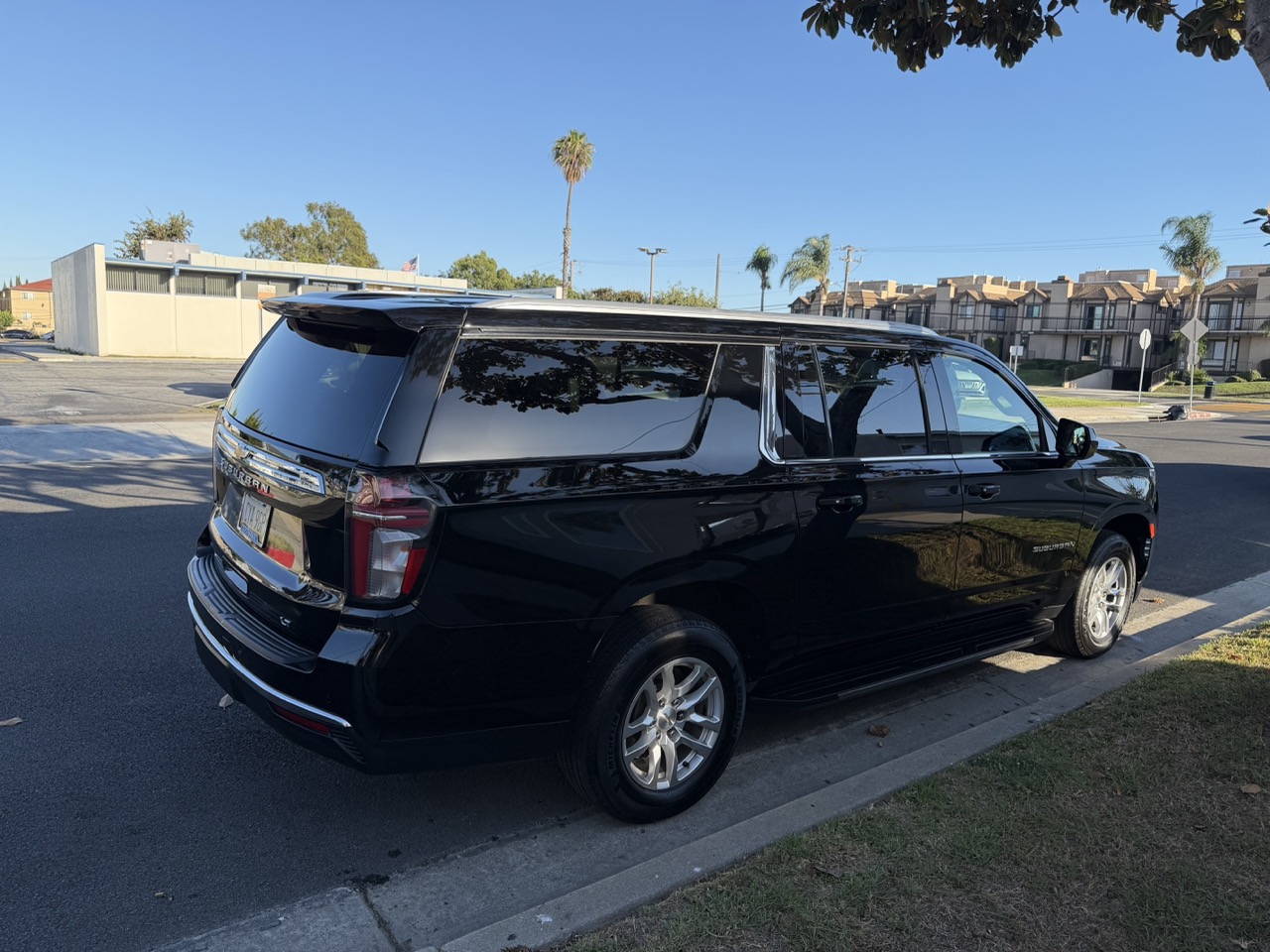 Used 2021 Chevrolet Suburban LT RWD image 1