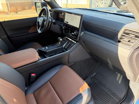 Used 2025 Lexus GX 550 w/ Cold Area Package image 12