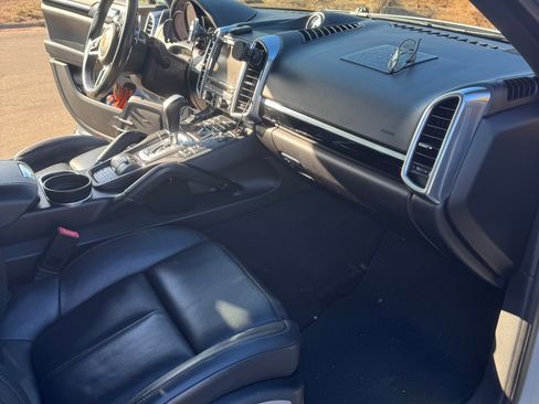 Used 2016 Porsche Cayenne S image 10