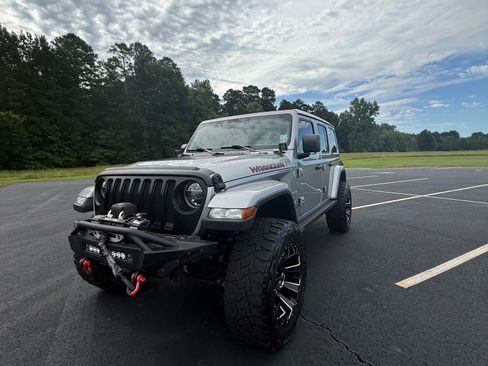 Used 2018 Jeep Wrangler Unlimited Sahara AWD/4WD image 2