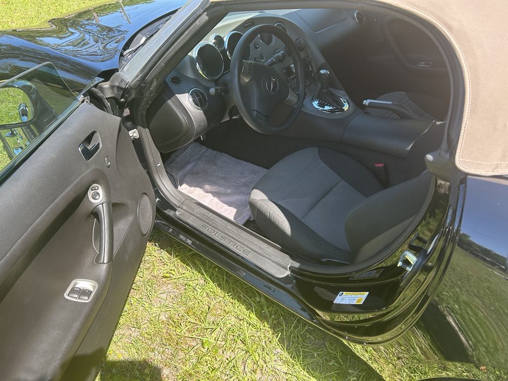 Used 2007 Pontiac Solstice Convertible RWD image 9