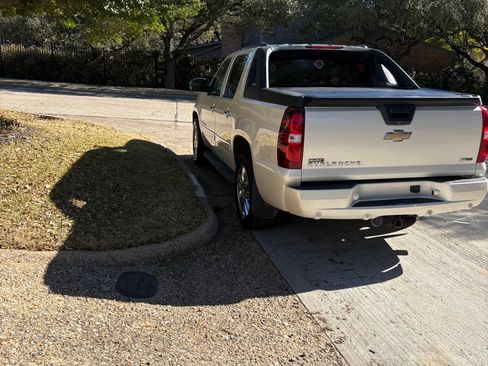 Used 2010 Chevrolet Avalanche LTZ image 10