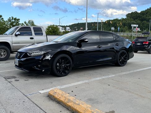 Used 2022 Nissan Maxima SR w/ Sport Mat Group FWD image 2