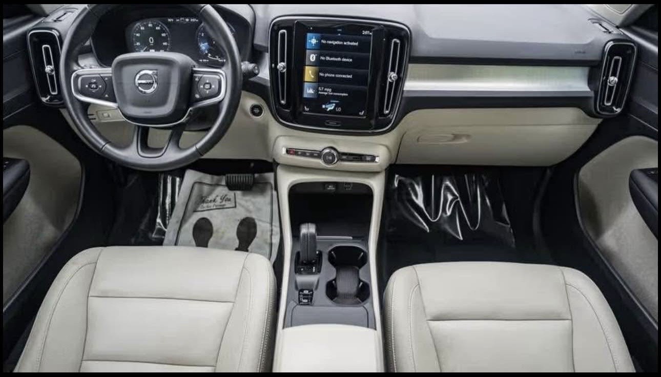 Used 2021 Volvo XC40 T5 Momentum w/ Premium Package AWD/4WD image 5