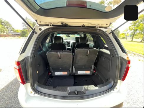 Used 2014 Ford Explorer XLT w/ Equipment Group 202A image 2