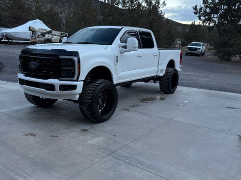 Used 2023 Ford F350 Platinum w/ FX4 Off-Road Package image 4