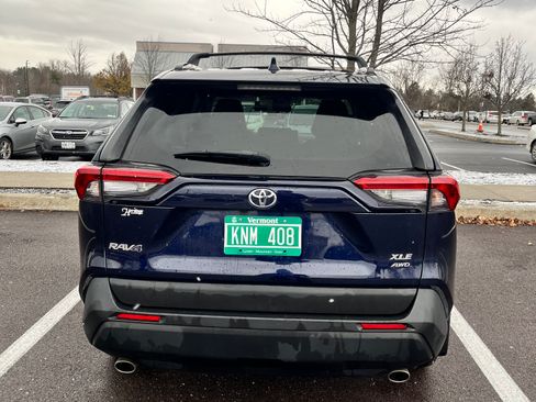 Used 2020 Toyota RAV4 XLE w/ All Weather Liner Package image 7