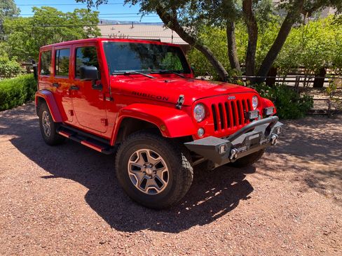 Used 2018 Jeep Wrangler Unlimited Rubicon w/ Connectivity Group AWD/4WD image 1