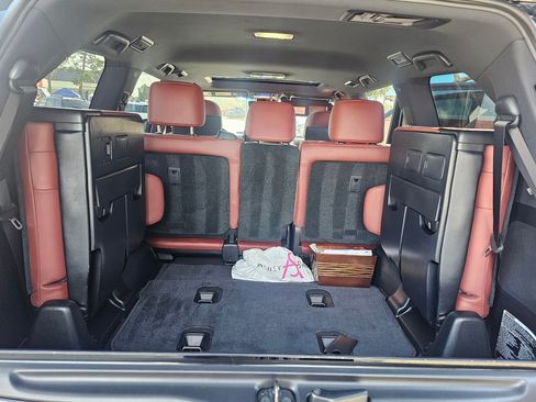 Used 2020 Lexus LX 570 4WD w/ 3rd Row & Luxury Pkg image 11