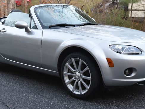 Used 2008 MAZDA MX-5 Miata Grand Touring w/ Premium Pkg image 21