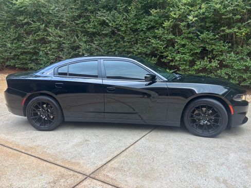 Used 2019 Dodge Charger SXT w/ Leather Interior Group RWD image 6