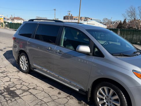 Used 2017 Toyota Sienna XLE Premium image 14