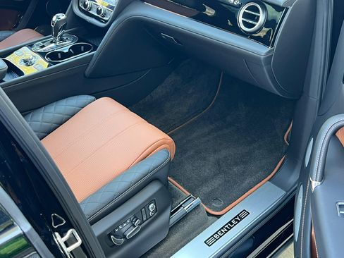 Used 2018 Bentley Bentayga AWD/4WD image 15