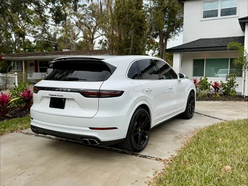 Used 2022 Porsche Cayenne Turbo image 5