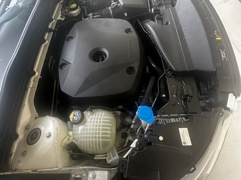 Used 2019 Volvo XC40 T5 Momentum image 9