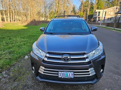 Used 2019 Toyota Highlander XLE image 16