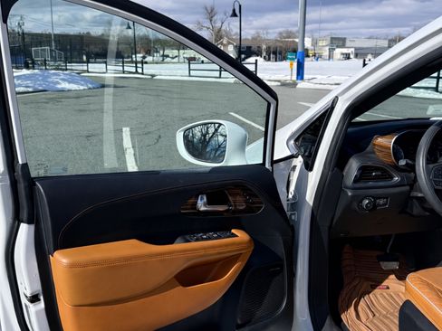 Used 2021 Chrysler Pacifica Pinnacle image 13