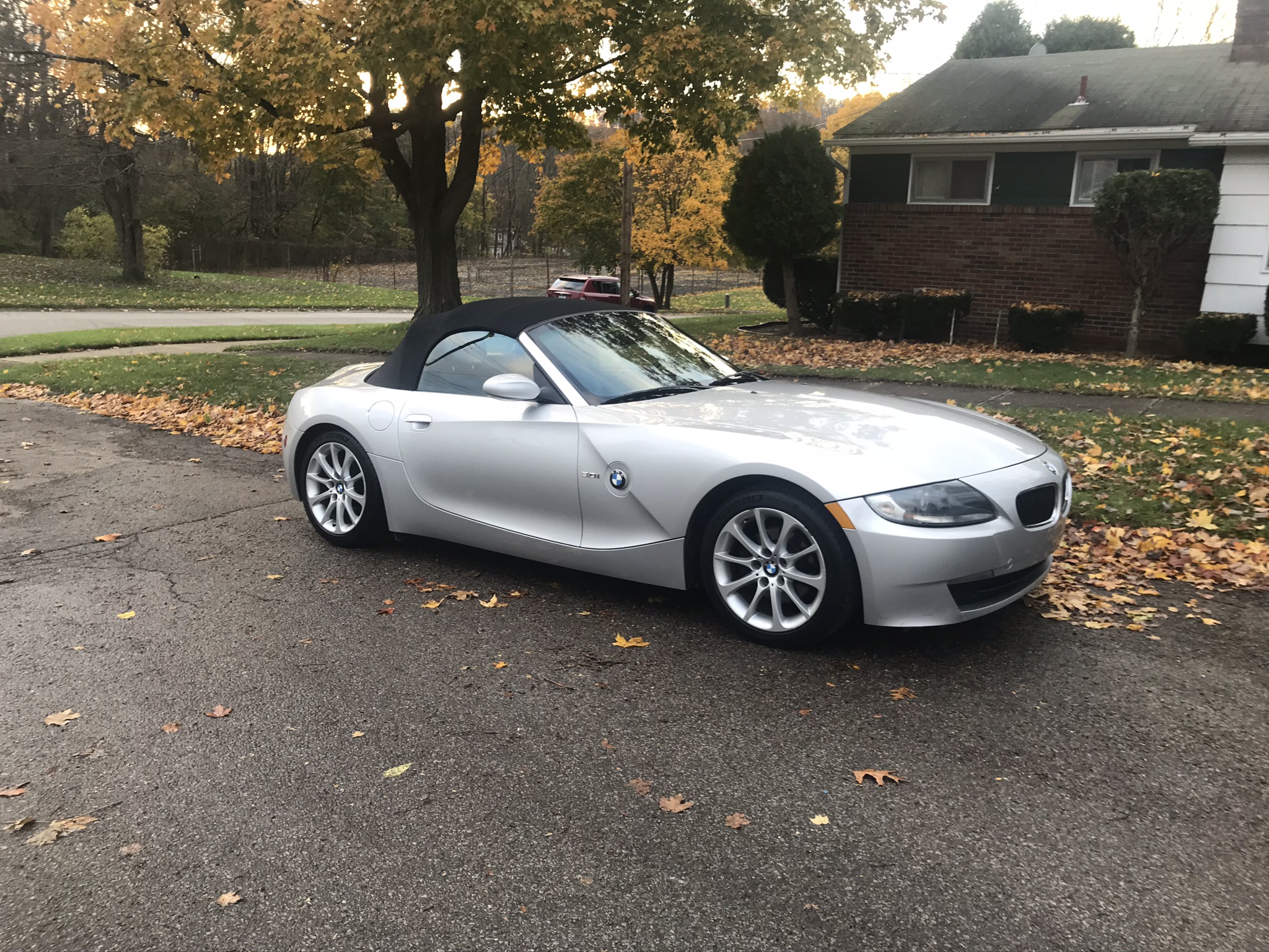 Used 2006 BMW Z4 3.0i RWD image 2