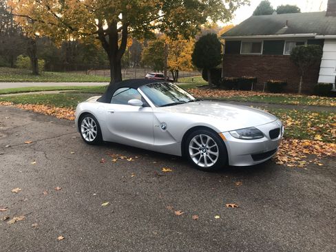 Used 2006 BMW Z4 3.0i RWD image 2