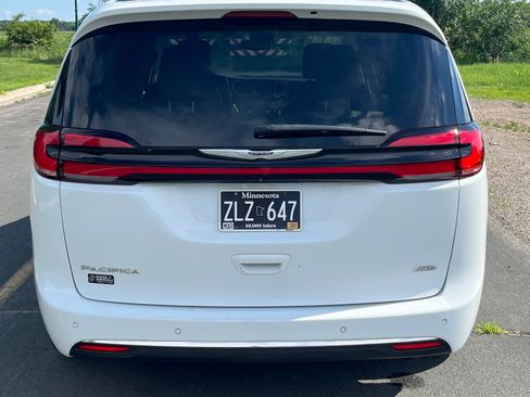 Used 2021 Chrysler Pacifica Touring-L w/ Uconnect Theater Family Group AWD/4WD image 12
