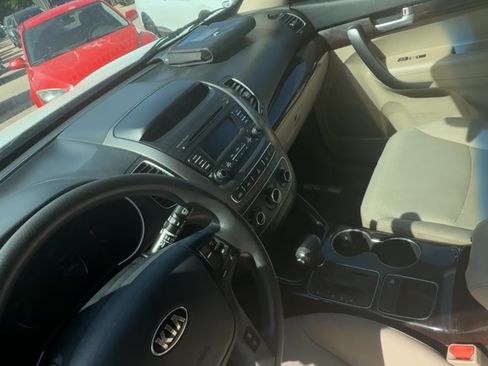 Used 2015 Kia Sorento LX image 6