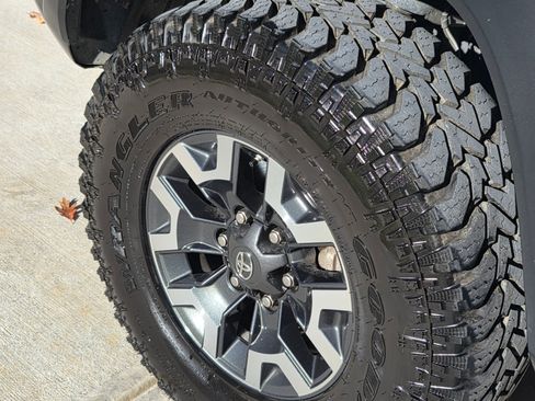 Used 2016 Toyota Tacoma TRD Off-Road image 13