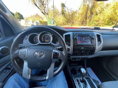 Used 2013 Toyota Tacoma 4x4 Access Cab image 2