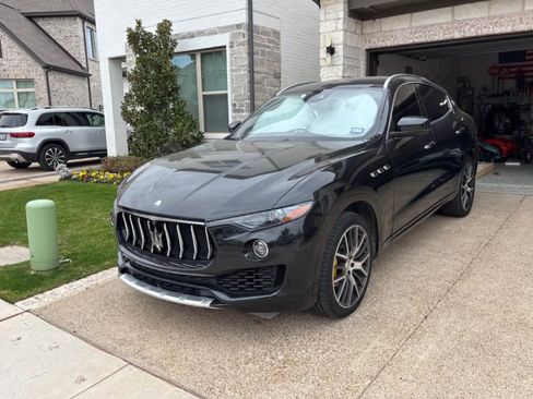 Used 2017 Maserati Levante w/ Luxury Package image 12