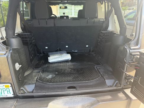 Used 2018 Jeep Wrangler Unlimited Rubicon w/ Connectivity Group image 11