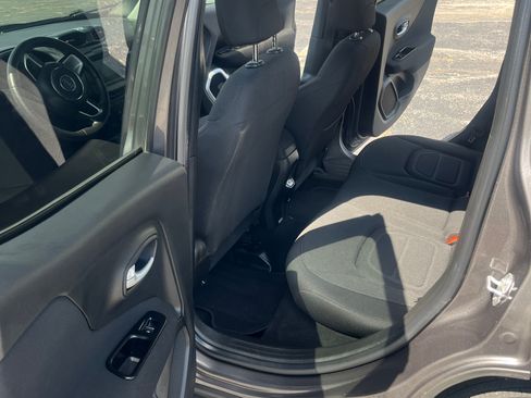 Used 2019 Jeep Renegade Latitude FWD image 8