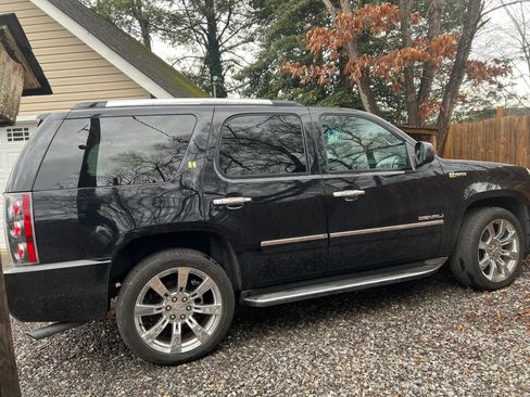Used 2010 GMC Yukon Denali image 4