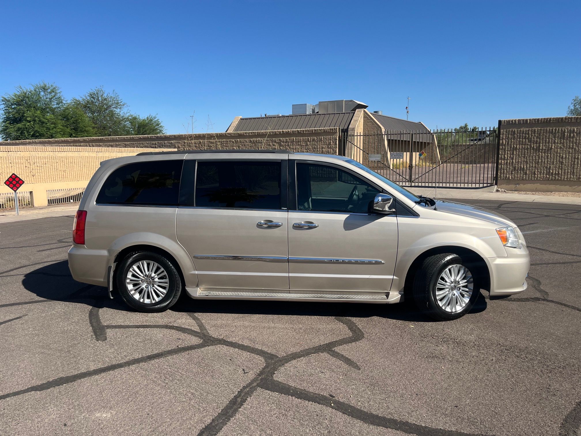 Used 2013 Chrysler Town & Country Touring-L w/ Premium Group FWD image 4