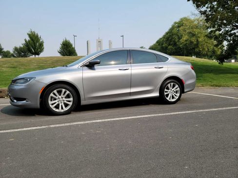 Used 2015 Chrysler 200 Limited image 1