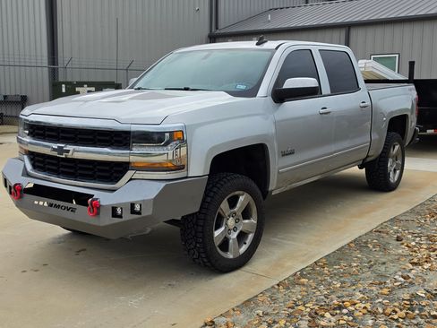 Used 2018 Chevrolet Silverado 1500 LT w/ Texas Edition AWD/4WD image 9