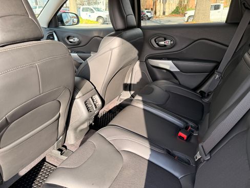 Used 2018 Jeep Cherokee Latitude Plus w/ Comfort/Convenience Group FWD image 15