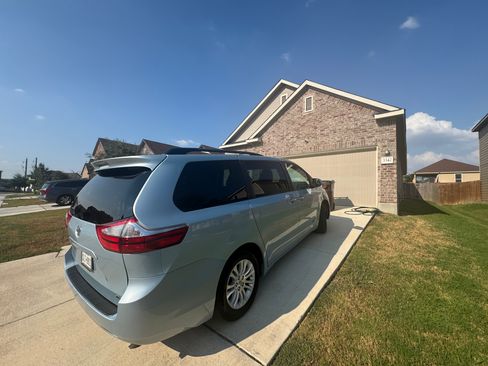 Used 2016 Toyota Sienna XLE image 5