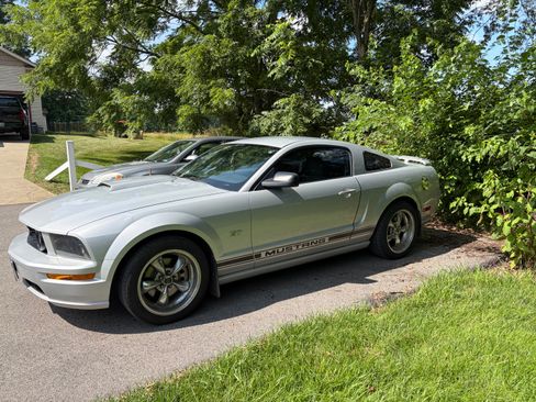 Used 2006 Ford Mustang GT RWD image 2